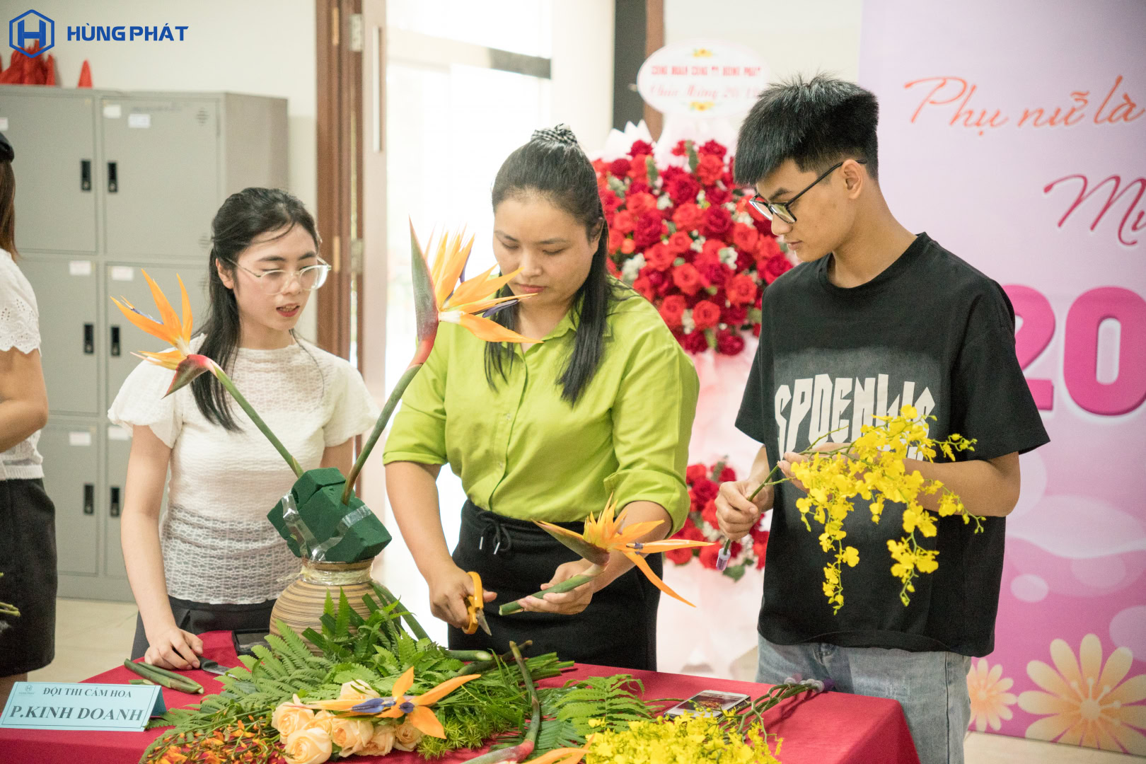 Hoạt động chào mừng ngày 20/10- Cắm hoa