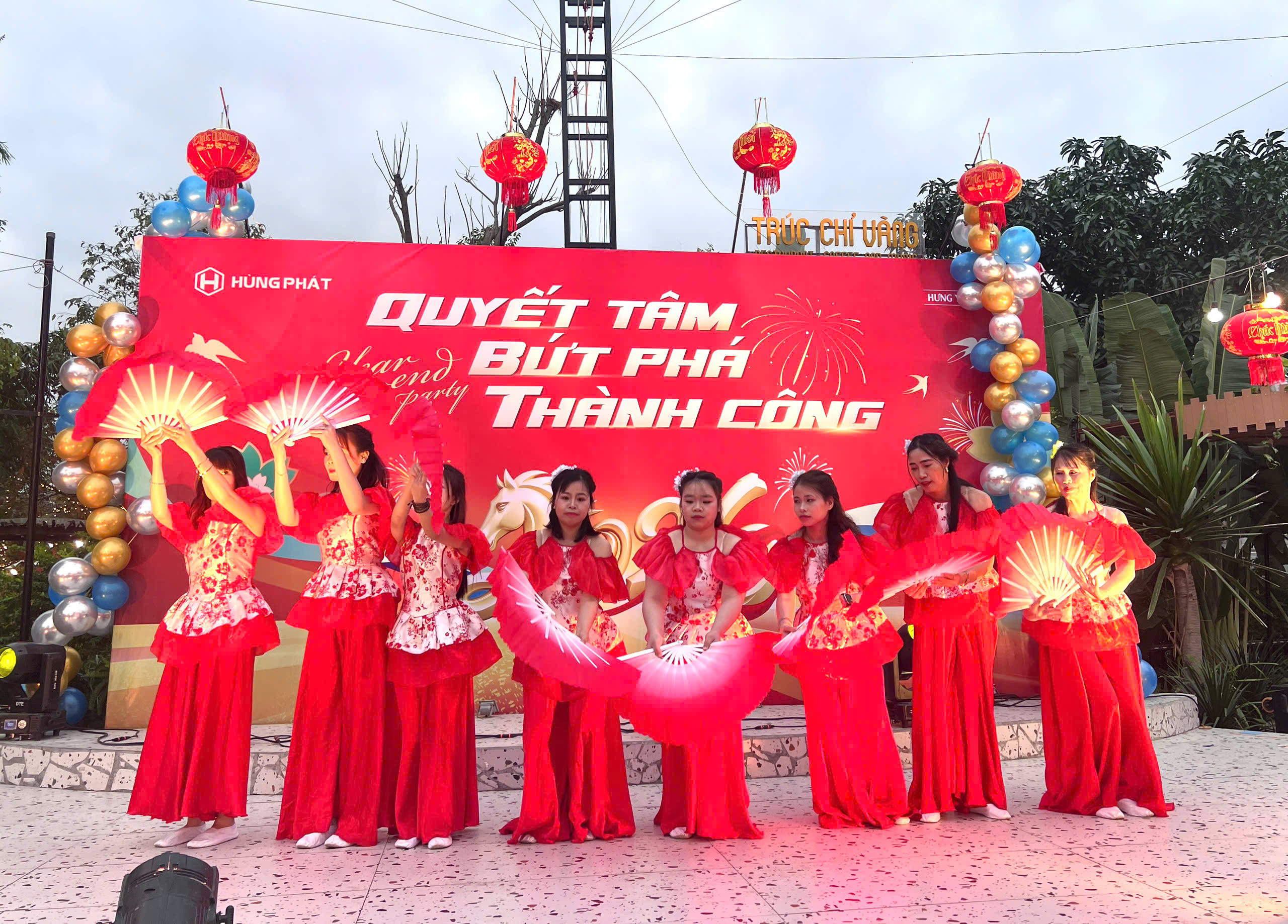 tiec-tat-nien-hung-phat-2025-va-nhin-lai-mot-nam-day-bien-dong