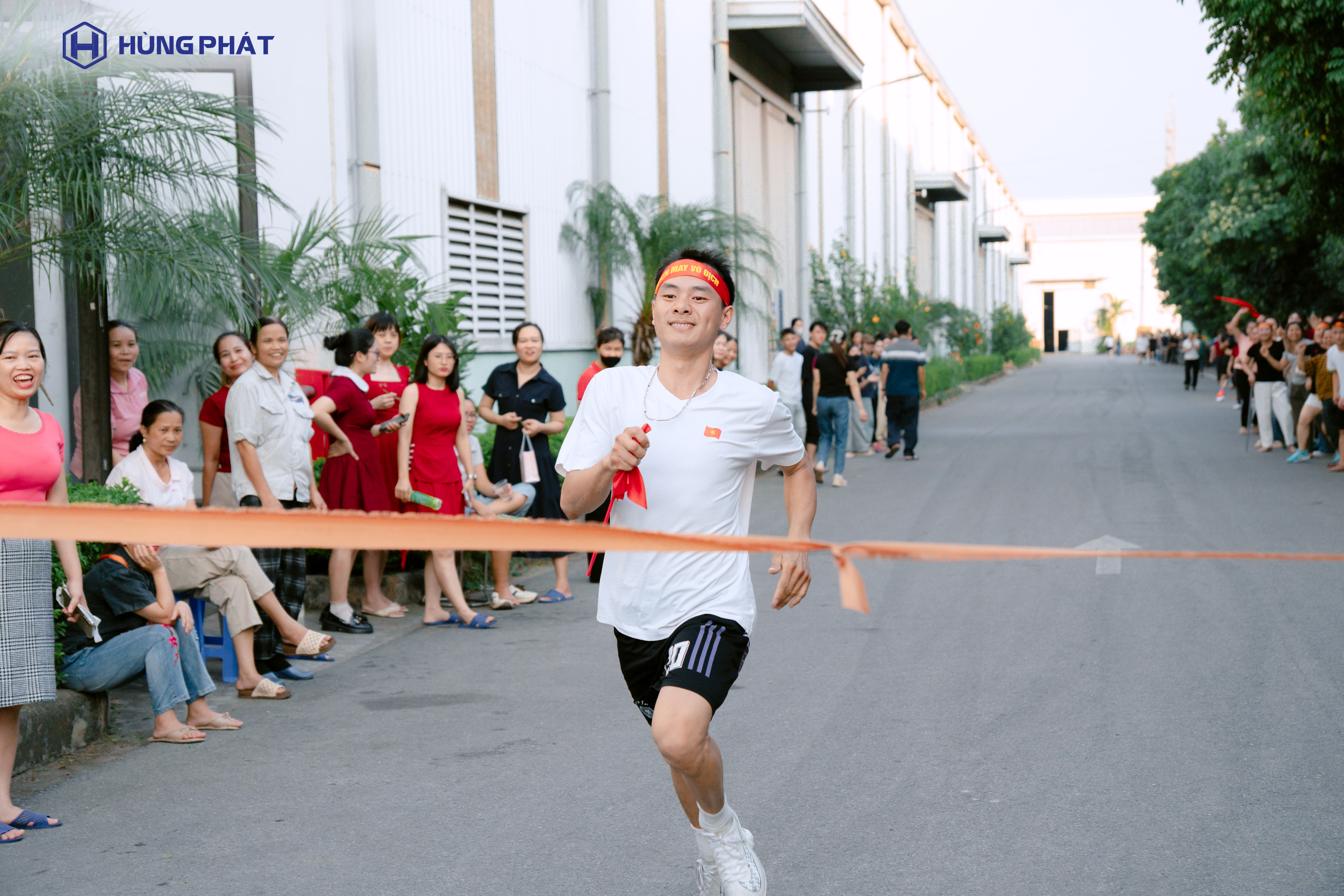 Hoạt động 20/10 tại Hùng Phát gắn kết và lan tỏa tinh thần đoàn kết 6 Moi-lan-trao-gay-trong-hoi-thi-chay-tiep-suc